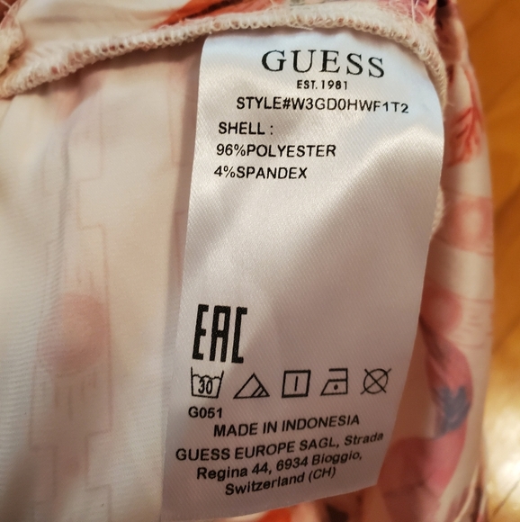 NWOT Guess floral satin jumpsuit. Faux wrap. Tie around neck. Wide leg. Size S. - Picture 10 of 16